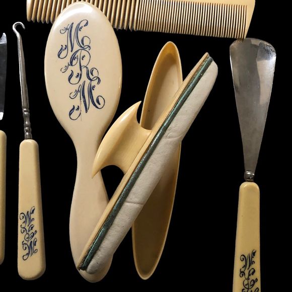 MCM Vanity Beauty Set w/Initials MRM; Bakelite? Collectible Pieces Replacement - Picture 4 of 8